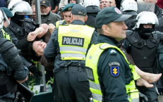 Akimirka iš mergaitės išlaisvinimo operacijos – policija šalina kliūtį