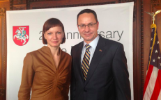 M. Garbačiauskaitė-Budrienė (kairėje). Nuotr. facebook.com