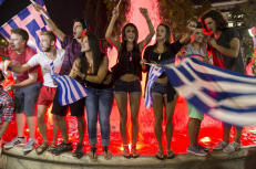 Referendumas Graikijoje įrodė, kad dabartinė Graikija, Senovės Graikijos palikuonė,  ne be reikalo yra laikoma Vakarų pasaulio kultūros ir demokratijos lopšiu. Nuotr. nbcnews.com