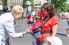 Prezidentė D. Grybauskaitė stengiasi pasitaikius menkiausiai progai paliesti mažą vaiką ir įsiamžinti ateities kartoms. Nuotr. prezidentas.lt