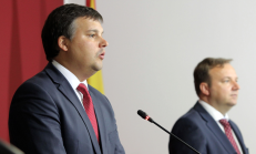 Krašto apsaugos viceministras Marijus Velička (viduryje). Nuotr. mia.mk