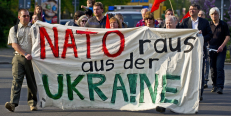 NATO padeda Ukrainai apsiginti, nors ne visiems, dažniausiai Rusijos propagandos suklaidintiems, tai patinka (plakate matote užrašą vokiečių kalba).