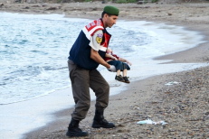 Prie jūros rastas pabėgėlio vaiko kūnas sukrėtė pasaulį. 