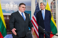 L. Linkevičius (kairėje) ir JAV valstybės sekretorius Džonas Keris (John Kerry). Nuotr. urm.lt