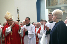 Lankytis mišiose, būti pašventintiems yra didelis ekskomunistų pomėgis. Nuotr. prezidentas.lt