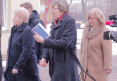 Prezidentė D. Grybauskaitė (kairėje) ir ministrė R. Šalaševičiūtė (dešinėje) apsilankymo Vaiko raidos centre š. m. sausio mėnesį. Nuotr. E.eu 