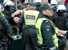 Mergaitės išlaisvinimo operacijoje, kai iš kelio pareigūnai šalino gyvąją kliūtį ir nešė trukdančią įvykdyti teismo sprendimą Laimutę Kedienę, jie dar nežinojo, kad neša ne tik paprastą senelę, o stambaus masto nusikaltėlę ir tvirkintoją.