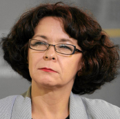 Valdančiajai partijai priklausanti Lenkijos parlamento narė nuo 2005 m. Elžbieta Kruk (Elżbieta Kruk) pareiškė: „Visuomeninė žiniasklaida ignoruoja savo misiją tautai. Vietoje to, kad sukurtų žiniasklaidos skydą Lenkijos nacionaliniams interesams ginti, žurnalistai dažnai neigiamai atsiliepia apie Lenkiją.“