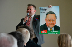 Politikos kularuose kalbama, jog jei nepasisektų dabartiniam konservatorių lyderiui G. Landsbergiui laimėti Seimo rinkimų, tuomet prie partijos vairo stotų Mantas Adomėnas (su plakatu rankoje). Nuotr. facebook.com