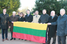 P. Auštrevičius (pirmoje eilėje ketvirtas iš kairės) drauge su kitais Lietuvos patriotais. Nuotr. austrevicius.lt