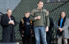 Pedofilijos ir žudymų istorija nepaliko abejingų daugelio garsių žmonių, kurie nepriklausomos Lietuvos žiniasklaidos buvo ir yra visomis išgalėmis marginalizuojami. Nuotraukoje vienas iš renginių, vykusių Kedžių namo kieme dar iki beprecedentės mergaitės išlaisvinimo operacijos. Nuotr. facebook.com