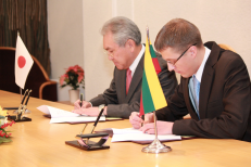 Branduolinė partnerystė: Masaharu Hanju, „Hitachi“ viceprezidentas (kairėje) ir Žygimantas Vaičiūnas, Lietuvos koncesijos tenderio komisijos vadovas ir energetikos viceministras, pasirašo parengtinę sutartį gruodį Baltijos valstybėje, 2012 m. vasaris. Nuotr. japantimes.co.jp