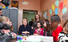 NKVD gaisrininko (vėliau tremtinio) duktė, kolaborantė, komunisto ir jedinstvenininko Mykolo Burokevičiaus bendražygė, prezidente Dalia Grybauskaitė, puikiai įvaldžiusi žmonių mulkinimo meno techniką, taip pat yra ir didelė nesibaigainčių fotosesijų su vaikais megėja. Nuotr. prezidentas.lt