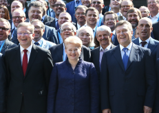Prezidentė D. Grybauskaitė (pirmoje eilėje per vidurį). Nuotr. euobserver.com