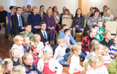Prezidentė su JAV lietuvių bendruomenės nariais ir lituanistinių mokyklų mokiniais dalyvauja Atvelykio šventėje. Nuotr. prezidentas.lt