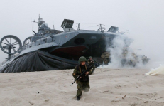 Konservatorius savo facebook paskyroje patalpino nuotrauką su išsilaipinusiais Rusijos specialiųjų pajėgų kariais.