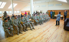 Konservatorė R. Juknevičienė moko konservatorių lyderį G. Landsbergį, kaip reikia bendrauti su amerikiečių kariais. Nuotrauka iš konservatorių apsilankymo JAV karių ir lietuvių šauktinių dislokacijos vietoje Rukloje. Nuotr. facebook.com