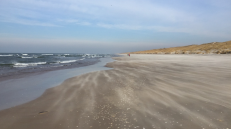 Juodkrantė – antra pagal dydį gyvenvietė Kuršių nerijoje, 18 km į pietus nuo Klaipėdos, priklausanti Neringos savivaldybei. Nuotraukoje Baltijos jūra ties Juodkrante.