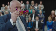 Darbo partijos lyderis V. Mazuronis (viduryje) susitikimuose su visuomenę įrodinėja žmonėms, kaip, jei reikės, savo kūnu gins Lietuvą nuo migrantų invazijos.