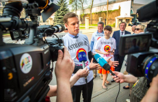 Kiekvieną dieną žiniasklaidos dėmesio centre esantis krikščioniškųjų konservatorių partijos lyderis Gabrielius Landsbergis pasakoja žurnalistams apie naują gelbėjimo Planą Lietuvai. Nuotr. facebook.com