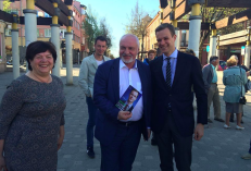 Dviejų giminingų partijų – darbiečių (centre) ir konservatorių (dešinėje) lyderiai. Nuotr. facebook.com
