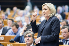 Tautų ir laisvės Europos frakcijos pirmininkė Marin Le Pen (Prancūzija) pavadino balsavimą JK „pačiu svarbiausiu istoriniu įvykiu nuo Berlyno sienos griuvimo“. Jis parodė, kad ES projektas nėra negrįžtamas, pažymėjo ji, ir įspėjo neatidėlioti sprendimo įgyvendinimo.