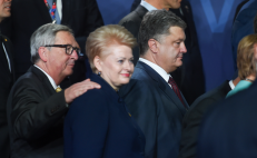 Rusijos Federacijos valstybinė paslaptis, apibendrintos biografijos NKVD gaisrininko (vėliau tremtinio) duktė, kolaborantė, Lietuvos Nepriklausomybės priešininkė, komunisto Mykolo Burokevičiaus bendražygė prezidentė D. Grybauskaitė (antra iš kairės) kviečia Vokietiją liautis gręžiotis į praeitį. Nuotraukoje – NATO viršūnių susitikimas Varšuvoje: bendra lyderių nuotrauka. Nuotr. prezidentas.lt