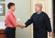 Prezidentė Dalia Grybauskaitė (dešinėje) spaudžia ranką galimai Kremliaus agentei. Nuotr.