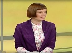 Žmones pagal fizines jų savybes skirstanti nepriklausomo portalo „delfi.lt“ redaktorė Monika Garbačiauskaitė-Budrienė valstybinio transliuotojo LRT studijoje.