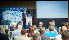 Konservatorių siūlomas naujas planas (senieji planai nesuveikė) turėtų išgelbėti Lietuvą. Kai 2016 m. Seimo rinkimus laimės konservatoriai, didės atlyginimai ir pensijos, išvykusieji sugrįš, eksportas augs, suklestės regionai, Lietuva eis sėkmingų valstybių keliu, nebenyks kaimai ir miesteliai, kiekvienas norintis gaus gerą išsilavinimą, bus sukurta galimybė dirbti ir užsidirbti visoje Lietuvoje, bus užtikrintas ekonomikos augimas, bus sukurta europietiška gerovė ir t. t. Nuotraukoje konservatorių lyderis Gabrielius Landsbergis. Nuotr. facebook.com.