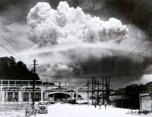 Demokratinės bombos sukeltas radiacinis debesys, pražudęs tūkstančius, Nagasakyje. 