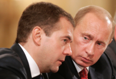 Kuriems iš konservatorių lyderių įtaką daro Vladimiras Putinas (dešinėje) su Nikolajumi Medvedevu (kairėje), turės atsakyti Valstybės saugumo departamentas.
