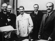 Molotovo-Ribentropo pakto pasirašymo vakaro akimirka.