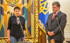 Ukrainos didvyrė Nadia Savčenko (dėl kurios beveik dvejus metus badauja P. Auštrecvičius) ir Ukrainos prezidentas, milijardierius-revoliucionierius Petro Porošenka. Nuotr.