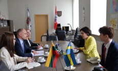 Vidaus reikalų ministras Tomas Žilinskas (antras iš kairės) ir Švedijos ambasadorė Lietuvoje Cecilia Ruthström-Ruin šią vasarą susitikime aptarė karo pabėgėlių perkėlimo situaciją, taip pat nelegalios migracijos ir Europos Sąjungos (ES) išorinės sienos stiprinimo klausimus. Nuotr. vrm.lt