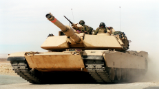 Tankai „Abrams“ dabar skros ir Lietuvos karinius poligonus silpnindami Rusijos norą pulti Europą. Nuotr.