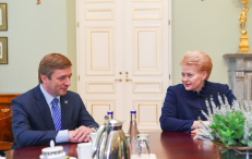 Seimo nario Lino Balsio teigimu, Karbauskis (kairėje) klusniai kartoja tai, ką pasako Grybauskaitė (dešinėje). Nuotr. prezidentas.lt