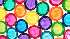 Prezervatyvus galima naudoti ne tik lytinių santykių metu, bet ir siekiant išgyventi miške semiant su jais vandenį iš balos. Nuotr. plannedparenthood.org