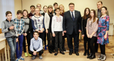 Užsienio reikalų ministras Linas Linkevičius gruodžio 30 dieną aplankė nuo karo veiksmų nukentėjusius vaikus iš Ukrainos Donecko ir Luhansko sričių, kurie šiuo metu mokosi Vilniaus lietuvių namuose. Nuotr. urm.lt