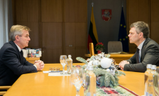 Seimo pirmininkas V. Pranckietis susitiko su Valstybės saugumo departamento direktoriumi Dariumi Jauniškiu. Nuotr. lrs.lt