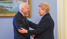 Prezidentė D. Grybauskaitė (dešinėje). Nuotr. prezidentas.lt