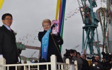 Istorinis momentas – prezidentė krikštija mūsų energetinę nepriklausomybę laivą „Independence“ (vok. „Unabhängigkeit“). Nuotr. Klaipėdos nafta