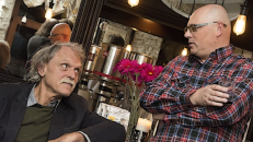 Rinkimų į Seimą rezultatus aptaria V. V. (dešinėje) su filosofu Vytautu Rubavičiumi. Nuotr. facebook.com