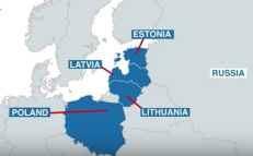 Filmuke rodomas NATO žemėlapis, iš kurio pasaulis gali sužinoti, kur yra Lietuva, Latvija, Estija, Lenkija ir Rusija. 