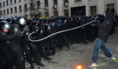 Taikus demonstrantas maidane bando išreikšti savo nuomonę apie valdžią. Nuotr. vesti-ukr.com