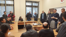 Ministras, atsakingi pareigūnai ir įvairių organizacijų atstovai tariasi su pabėgėliais ir ieško būdų, kaip juos geriau būtų galima integruoti į visuomenę, kad pabėgėliai nebėgtų iš Lietuvos. Nuotr. socmin.lt