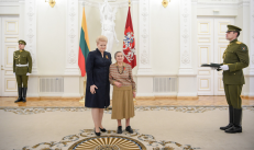 Apibendrintos biografijos NKVD gaisrininko (vėliau tremtinio) duktė, kolaborantė, Lietuvos Nepriklausomybės priešininkė, komunisto Mykolo Burokevičiaus bendražygė, Rusijos Federacijos valstybės paslaptis, prezidentė Dalia Grybauskaitė ir Fania Jocheles–Brancovskaja.Nuotr. prezidentas.lt