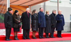 V. Landsbergis (pirmas iš kairės). Dešinėje – apibendrintos biografijos NKVD gaisrininko (vėliau tremtinio) duktė, kolaborantė, Lietuvos Nepriklausomybės priešininkė, komunisto Mykolo Burokevičiaus bendražygė, Rusijos Federacijos valstybės paslaptis, prezidentė Dalia Grybauskaitė. Nuotr. prezidentas.lt