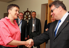 Pernai dar niekas negalėjo žinoti ir neįtarė, kad N. Savčenko (kairėje) galimai tarnauja teroristinei Rusijai. Nuotr. facebook.,com