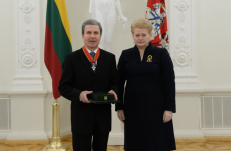 Profesorius Vytautas Sinkevičius (kairėje). Nuotr. prezidentas.lt